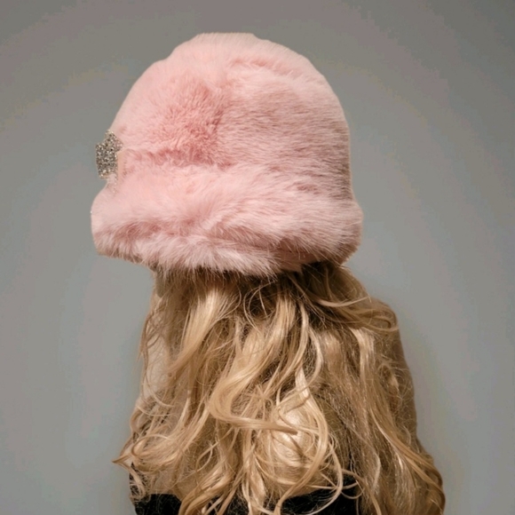 NWT Soft Pink Super Furry Faux Fur Winter Bucket Hat w/ Vtg. Crystal Bow Brooch - Picture 10 of 16